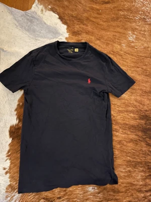  Slim fit t shirt Ralph lauren   - Säljer den här klassiska snygga Ralph lauren t shirten i storlek S. Passar även Xs. Modellen är slim fit så den sitter hyfsat tajt och kompakt. 8/10
