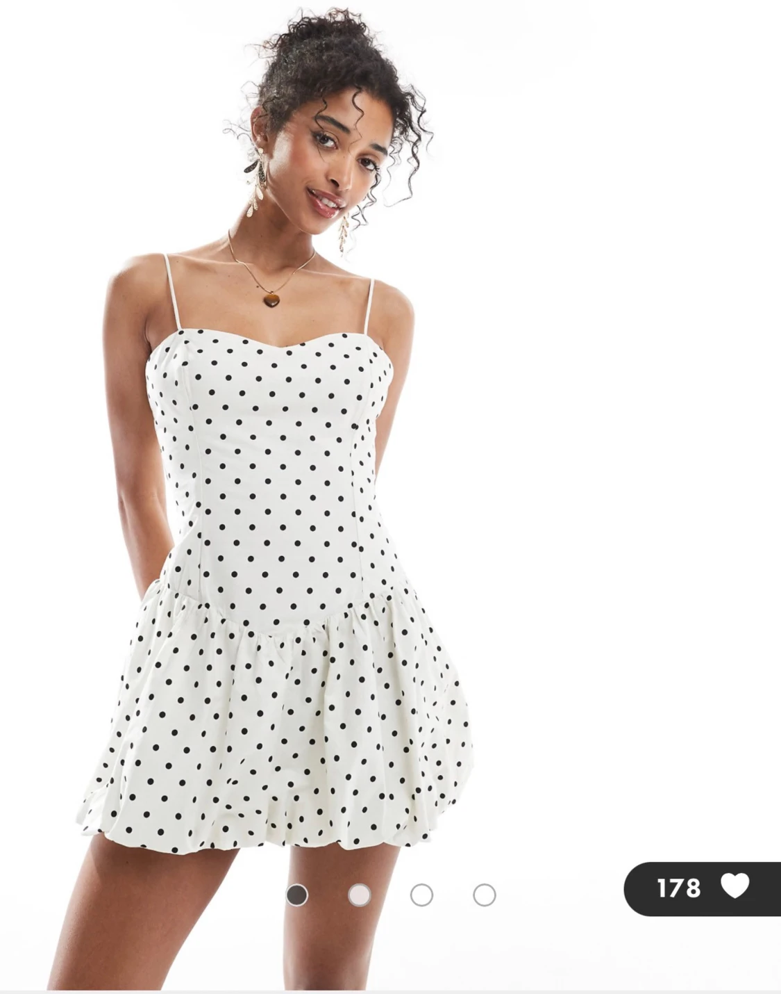 Vit prickig kort klänning med tunna axelband - 2