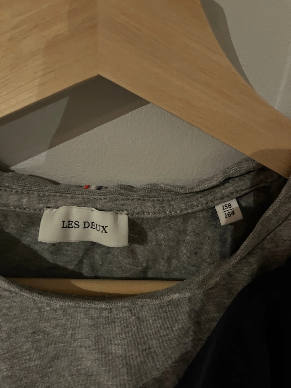 Grå och svart t-shirt Les Deux - 2