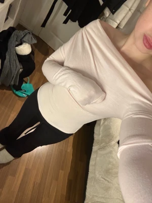 Ljusrosa tröja från Nelly - Säljer en ljusrosa topp från Nelly i storlek XS. Toppen har långa ärmar och är figurnära. Använd 1 gång💞