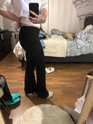 Lågmidjade mjukisbyxor från Gina Tricot - Säljer ett par svarta mjukisbyxor från Gina Tricot i bootcut. Byxorna är lågmidjade och sparsamt använda men i superbra skick!💖