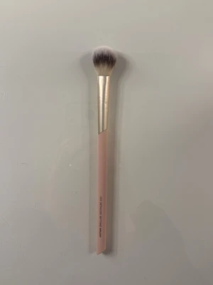 205 Detailed Setting Brush - Perfekt till att sätta under ögonen med. Jag har andra borstar för detta så därför säljer jag den. Skicket är mycket bra. Priset går att diskutera, hör gärna av dig vid frågor💗