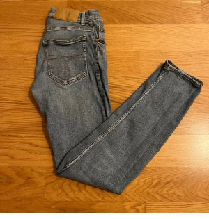 Tiger of Sweden Evolve jeans 30/32 - Snygga blå jeans från Tiger of Sweden, modell Evolve som sitter slimt, jeansen är i perfekt och inga tecken på användning jeansen är i storleken 30/32. Skriv vid frågor priset går att diskutera 