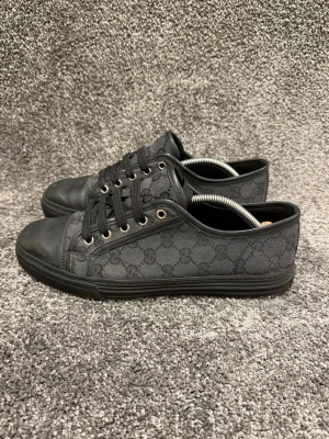 Gucci Skor  - ‼️VI TAR EJ BYTEN‼️ Gucci sneakers | Skick: 8/10 | Storlek (6,5) fits 41,5-42 | Endast Skopåse ingår | Fraktar inom 24H efter köp, på köparens bekostnad 📦 | Hör av dig vid minsta fråga eller fundering 💭