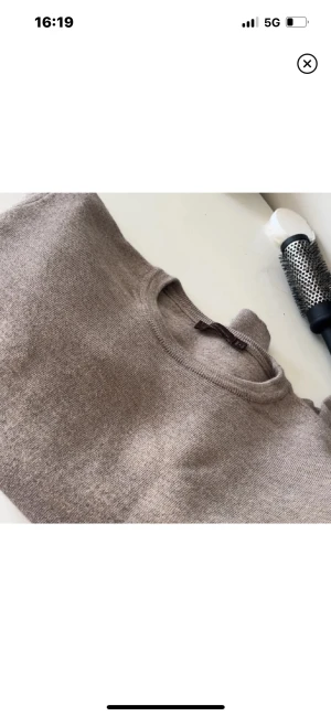 Oscar Jacobson roundneck - Snygg och stilren tröja från Oscar Jacobson. Är i strl M men skulle nog säga S. Gjord av Kashmir och ull!