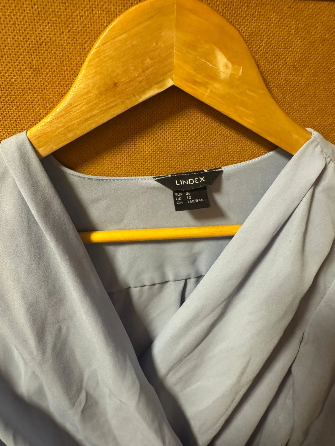 Ljusgrå/ blå omlottblus från Lindex - 2