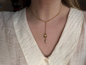 Handgjort repurposed halsband  - Halsbandet är ihopsatt för hand av återbrukat material, därav helt unikt och one of a kind.                                   (Då smycket är gjort av återbruket material kan vissa defekter och en del slitage finnas)  ❤️THE GIFT COLLECTION❤️- alla intäkter från försäljningen av detta halsband kommer att skänkas till Gaujiena. Läs mer om situationen på Lettiska landsbygden och Gaujienahjälpens arbete på: https://gaujienahjalpen.com