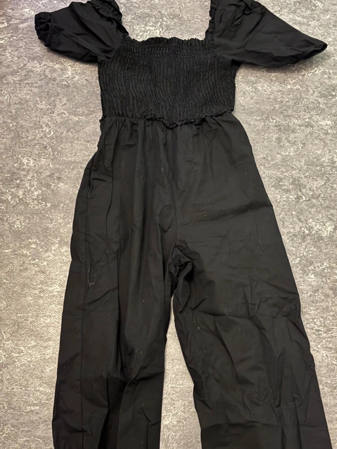 Svart byxdress med puffärm