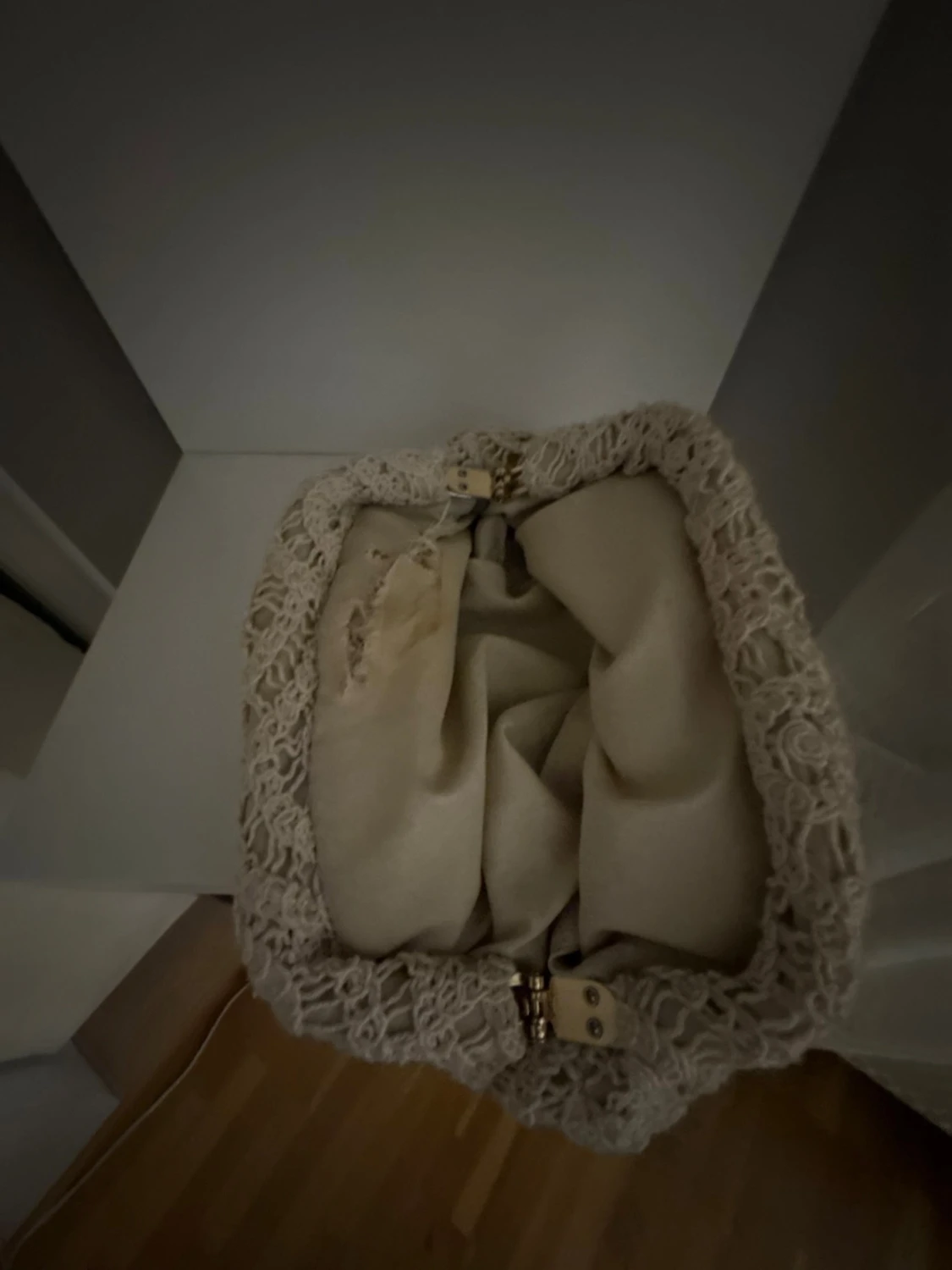 Beige virkad kuvertväska - 2