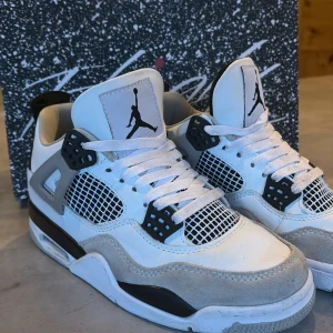 Jordan 4s military black med skokartong och extra snöre. - Jordans 4s military black i storlek 40 unisex, lite använda och lite smutsiga men ser nästan nya ut. Skokartongen ingår och ett par extra skosnören. 
