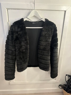 Gina fluffig Jack/kofta  - Kommer inte till använding. Som ny 