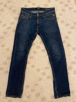 Replay jeans - Säljer nu mina replay jeans eftersom att dem är för små😕| Dem är Slim fit och storlek 27/30 | Väldigt bra skick inga defekter | Modellen är Replay Rocco och nypris ligger på 1200 | Skriv dm om du har övriga frågor🙌