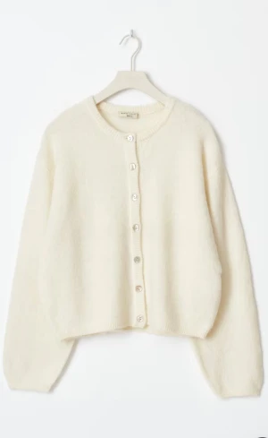 Vit kofta - Säljer denna sköna vita kofta från Ginatricot! Orginalpris 399🥰 Skriv för fler frågor osv