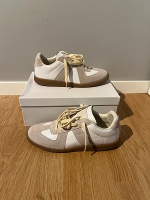 Maison Margiela  - Helt nya Maison Margiela skor - storlek 45          Allt som syns på bilderna medföljer                       Helt oanvända.                                                           Vid frågor eller funderingar så är det bara att skriva👞💫