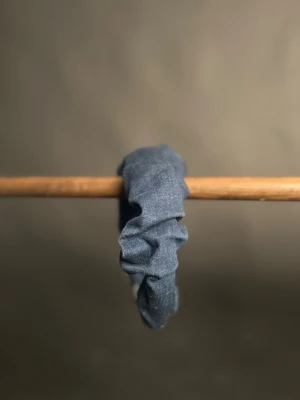 Navy bred ruffle - Diadem i modellen ruffle, färgen navy. Sitter lätt och bekvämt på huvudet.💙