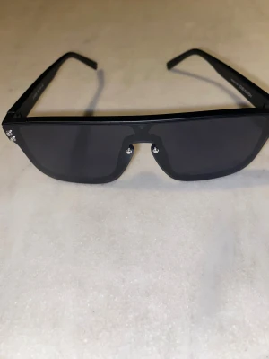 Lv solglassögon svarta med kors - Lv solglasögon svarta med kors knappt använda