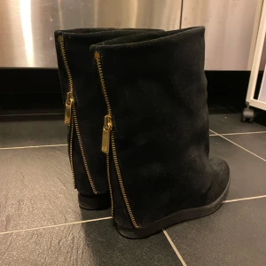 Svarta boots - Svarta boots i mocka med guldig dragkedja baktill,  använd fåtal gånger🩷