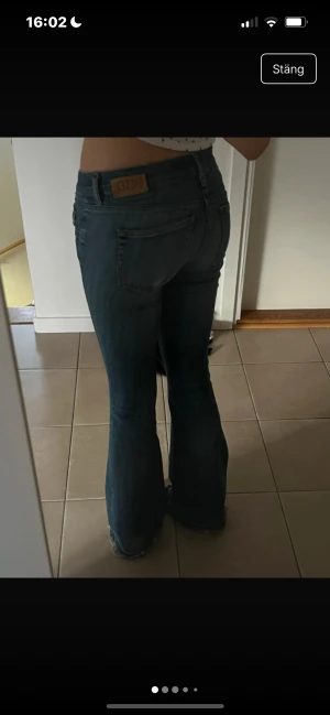 Blå bootcut jeans från Diesel - Lowwaisted bootcut jeans från Diesel i storlek 25. 🌸 Stretchiga i materialet!   Innerbensmått 84  Ytterbensmått 105 Midjemått rakt över 37 cm men stretchiga och då 41 cm Midjehöjd 20