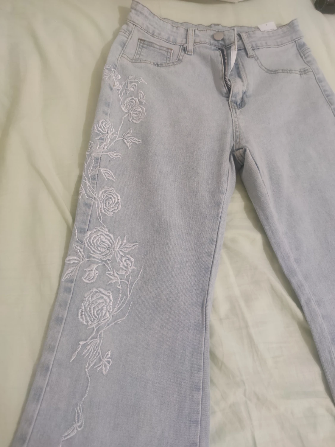 Ljusblå jeans med brodering - 1