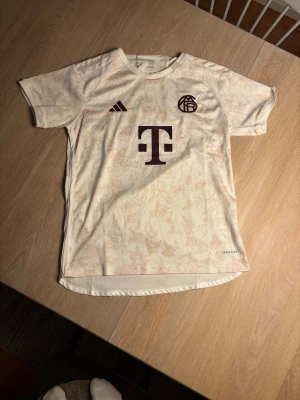 Bayern München fotbollströja säsong 23/24 strl. S - Vit Bayern München fotbollströja med diskret blommigt mönster i strl. S