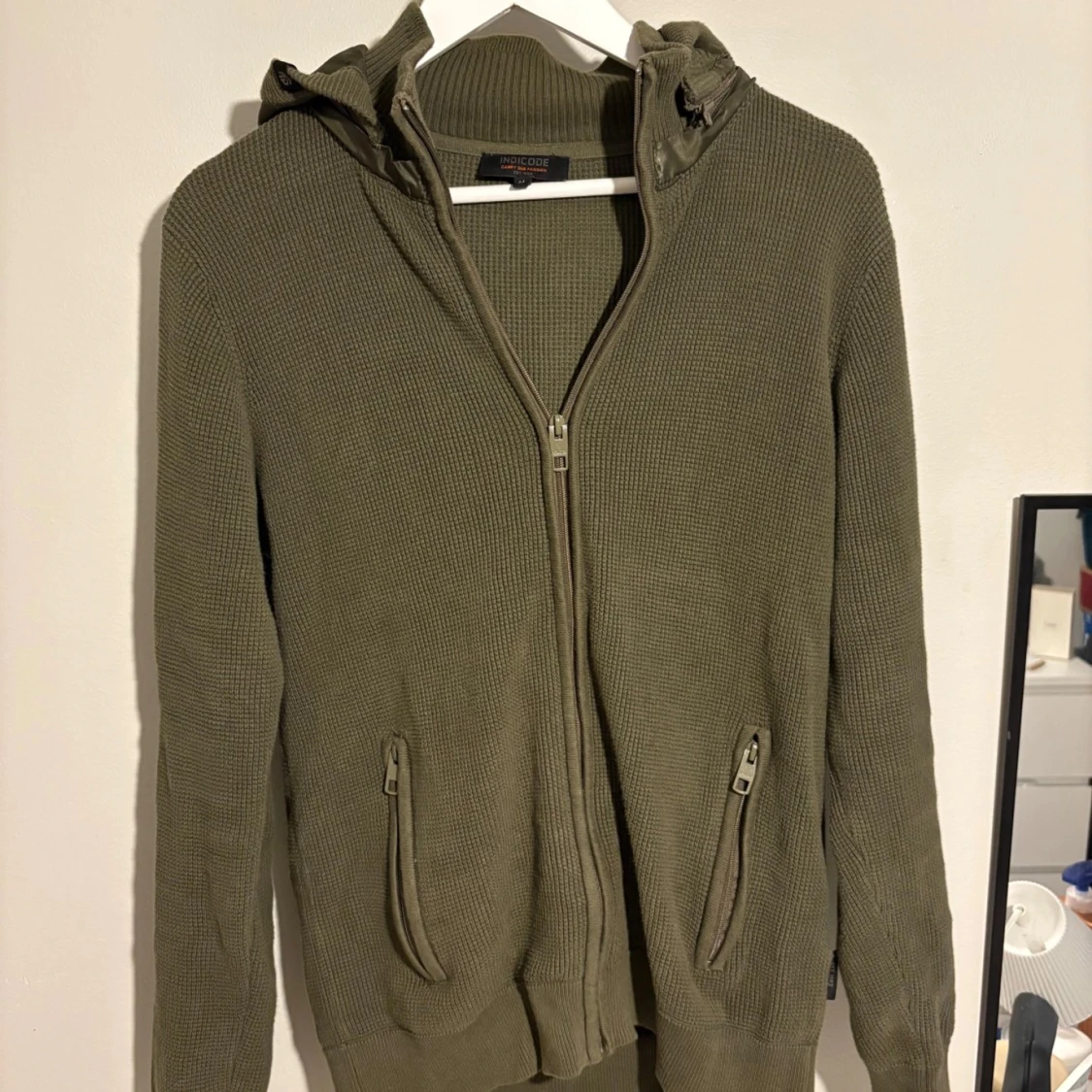 Olivgrön stickad hoodie från Indicode
