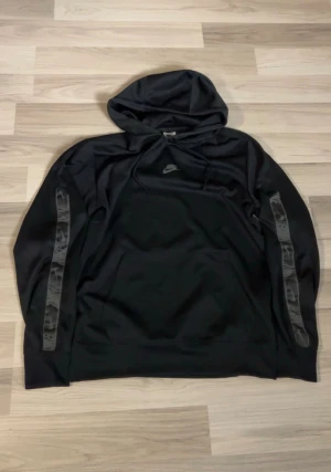 Nike hoodie  - Fet och skön Nike hoodie som kan användas till träning eller vanlig användning. Har använt lite men det märks knappt och är i bra skick!