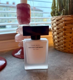 Narciso Rodriguez Pure Musc for Her - Stilren och modern parfym med minimalistisk design. Perfekt för dig som vill ha en ikonisk doft i samlingen. Pure Musc for Her är ett statement på hyllan och passar dig som gillar trendiga val. Ny 30ml