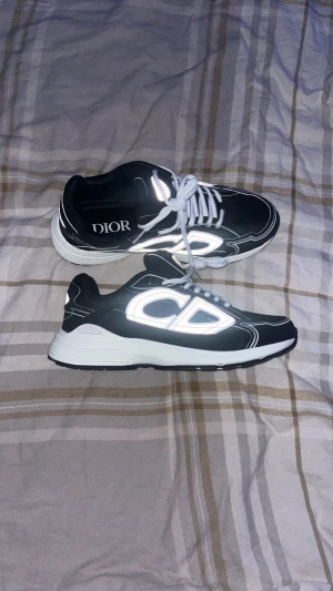 Dior b30 svart o vita - Ett par svart vita dior b30s helt nya skriv vid frågor