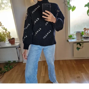 Mjuk polo från Kangol+h&m - Supergosig och stilren stickad polo från kangol+h&m. Mudd i ärmarna och nederkant för lite formgivning. Väl omhändertagen. Ca S/M.