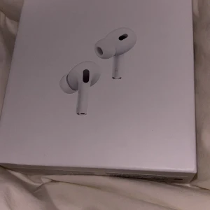 AirPods Pro (2nd generation) MagSafe USB-C - Säljer ett par Apple AirPods Pro (2nd generation) med MagSafe-laddningsetui (USB-C). Komplett i originalförpackning med laddkabel och tillbehör. Produkten ser ut att vara i mycket gott skick, endast mindre slitage på kartongen.
