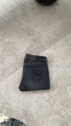 Svarta jacon cohens - Riktigt snygga jacob cohen jeans, storlek 32. Byxorna är uppsydda lite för att fixa ned kanten, dock ingenting man tänker på. Hör av dig vid minsta fråga🤗 102 cm långa 