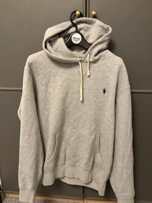 Hoddie Polo Ralph Lauren - Tjena säljer min hoddie. Den är sparsamt använd utan några sorters slitage. Köpt ny i butik