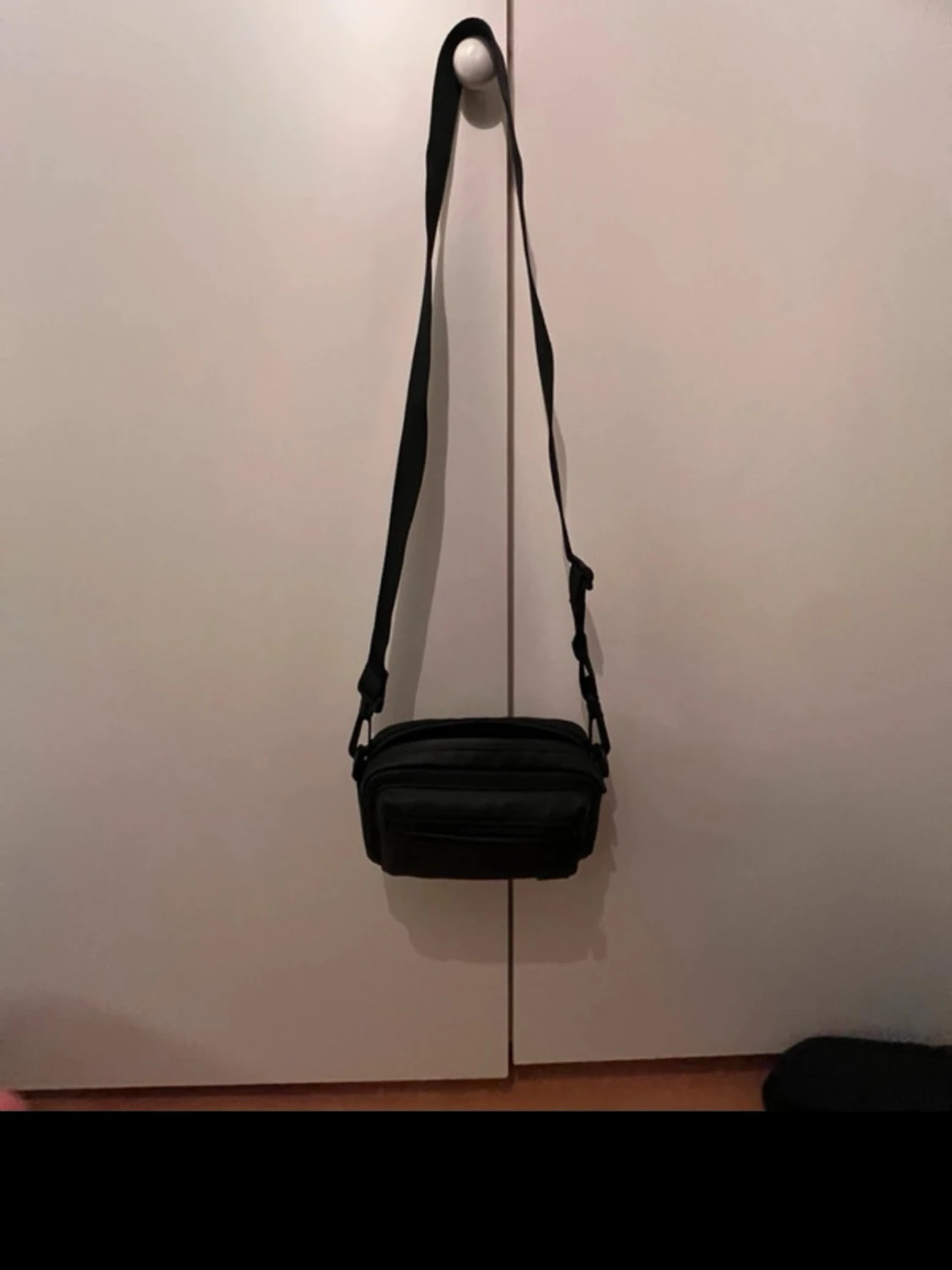 Svart axelväska med dragkedja