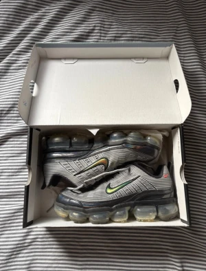 Nike Air Vapormax 360 - Skorna säljs då jag inte har använt dem sedan 2020-2021. Har använts ett fåtal gånger bara vilket syns undertill skon .  Bekväma och sköna skor. Priset är inte hugget i sten MEN är du inte intresserad så behöver du inte skriva.   Skorna var nästintill nysläppta vid köp, och skicket på skorna talar för sig själv därav priset.  Vid frågor eller funderingar så är det bara till att höra av sig.