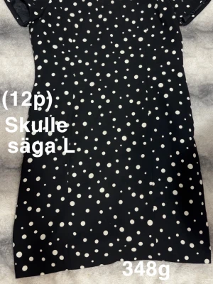Svart prickig kortklänning - Svart kortklänning med vita prickar i olika storlekar. Klänningen har korta ärmar och en rak passform som ger en chill vibe. Perfekt för dig som gillar mönster och vill sticka ut lite extra. 🌸 Sparsamt använd. Står storlek 12P. Efter lite sökning står det att det motsvarar storlek L
