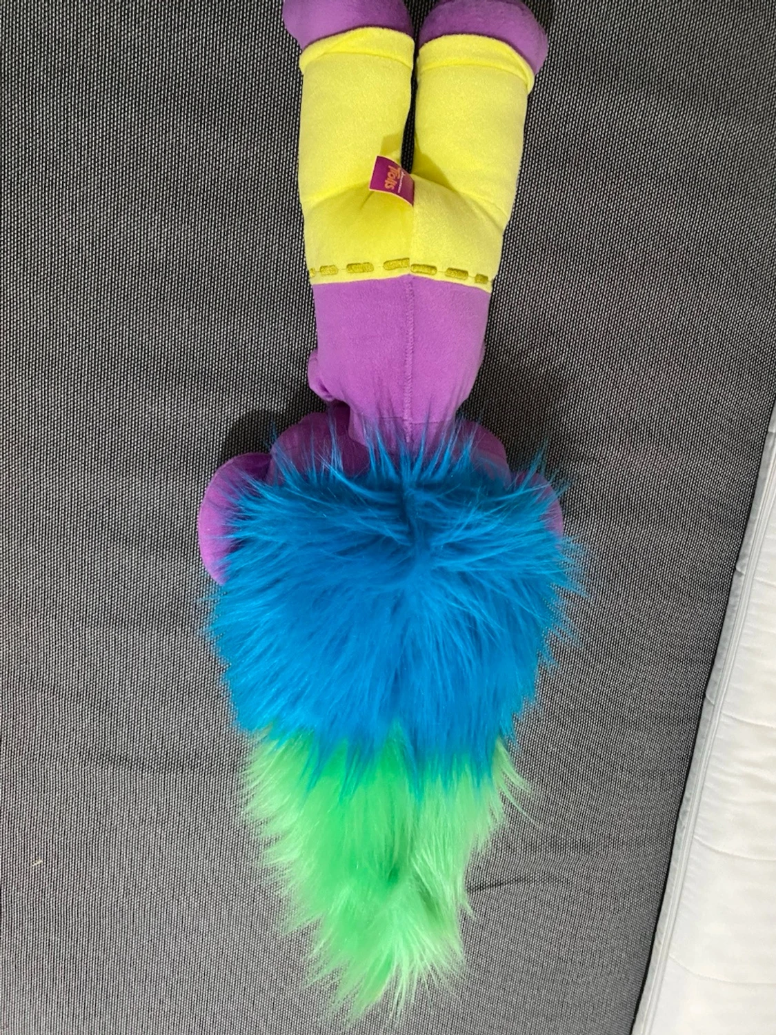 Färgglad pälsväst med blå och grön fluff