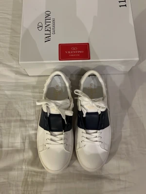 Valentino opens  - Säljer nu mina valentino opens i storlek 39 som är marinblå. Bara att höra av sig vid funderingar. 