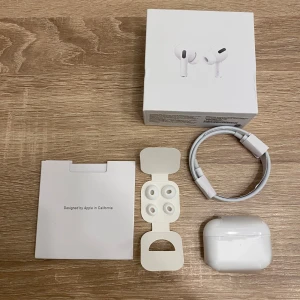 AirPods Pro - Säljer ett par AirPods Pro i mycket fint skick, komplett med originalkartong, laddningskabel, extra öronkuddar och manual. Aktiv brusreducering, trådlös laddning och hög ljudkvalitet. Inga synliga repor eller skador, allt fungerar som det ska.
