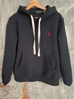 Ralph laure Hoodie - Den är i nyskick hoodie harcinte haft den så länge och har använt den bara ett par gånger den är mörkblå och stilren, passar även till de mesta outfitsen