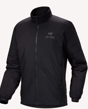 Svart vindjacka från Arc'teryx - Snygg svart vindjacka från Arc'teryx med stilren design och logga på bröstet. Jackan har hel dragkedja framtill, hög krage och elastiska muddar vid ärmslut. Perfekt för dig som gillar outdoor och vill ha en lätt jacka med grym passform. Mycket bra skick.