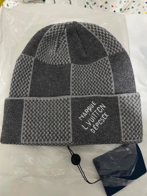 L V MÖSSA - HELT NY, ONE SIZE.