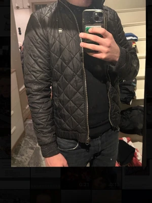 G-star raw jacka - Säljer denna tvär feta jacka från G-Star raw. Modellen är ca 180 cm lång och väger 73 kg tveka inte på att kontakta mig vid minsta fundering🙌