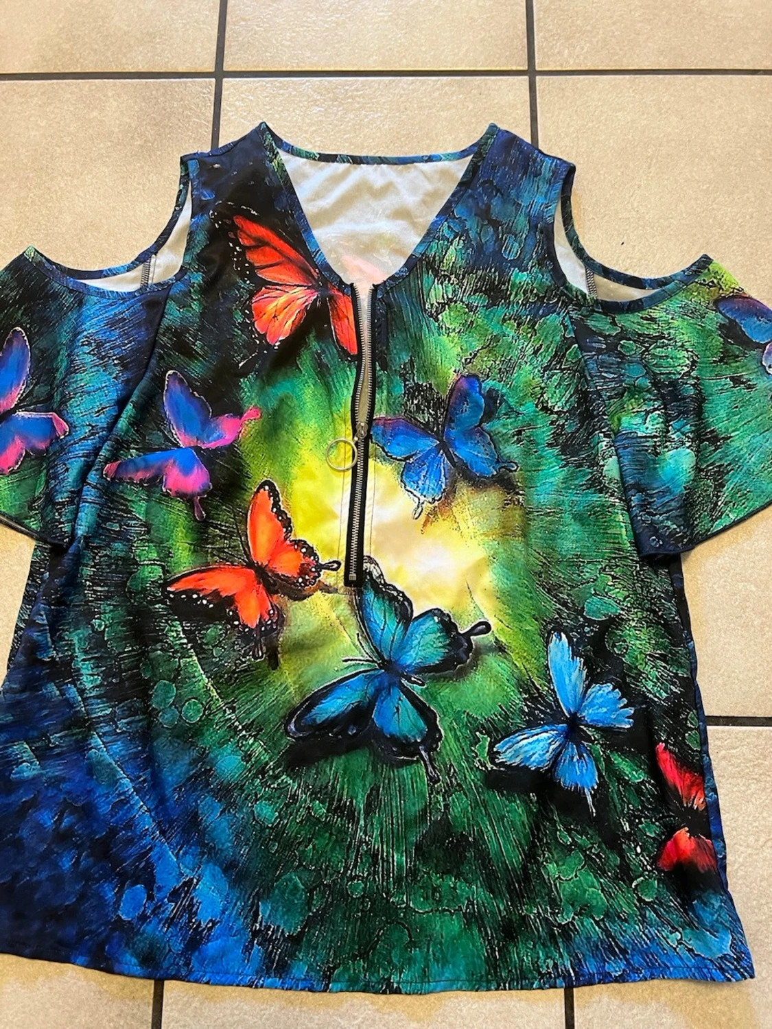 Färgglad topp med fjärilar och dragkedja - 1