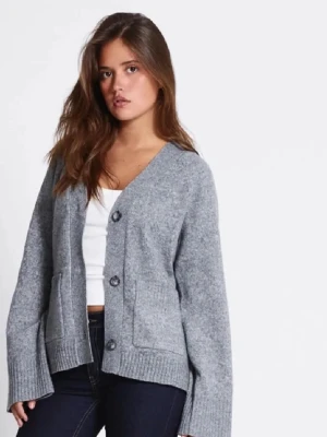 Grå kofta med knappar - Säljer en mysig grå kofta med v-ringning och stora knappar framtill. Koftan har två fickor och ribbade muddar vid ärmslut och nederkant. Perfekt att slänga på sig över en t-shirt för en chill look.