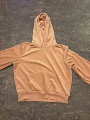 Rosa hoodie  - Säljer en Rosa hoodie i skönt material.