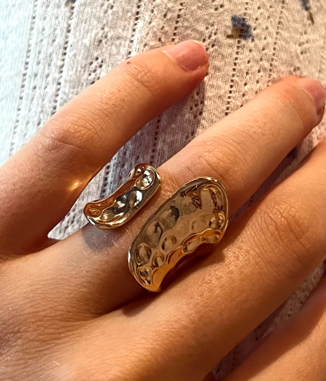 Guldiga chunky ringar med blomma - 2