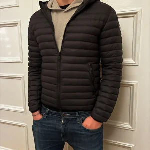 Svart pufferjacka från Colmar - Säljer denna snygga Colmar jacka! Storleken är M. Modellen är 180 och den sitter bra. Hör av dig vid minsta fundering! 
