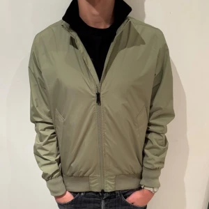 Ljusgrön vindjacka från J.Lindeberg - Snygg ljusgrön vindjacka från J.Lindeberg! Helt ny med tag kvar. Storlek S. Nypris 3000kr. Vid fler frågor, skriv gärna privat // AR