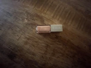CAIA nude shimmer läppglans - Säljer ett CAIA läppglans i en snygg nude-rosa nyans med skimrande finish. Kommer i en stilren, rektangulär plastförpackning med CAIA-logga på locket. Perfekt för dig som gillar glansiga och mjuka läppar med lite extra glow. Färg pinky gloss. Har testat en gång annars helt ny.