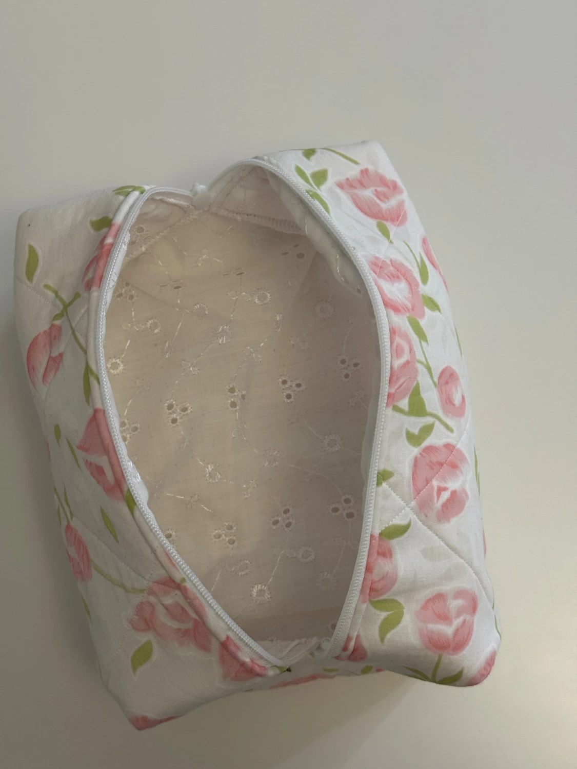 Handgjord necessär av second hand tyger